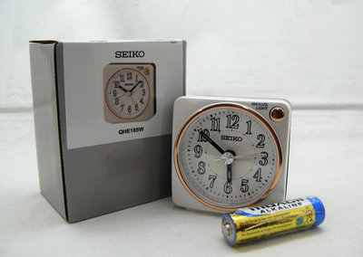 【神梭鐘錶】SEIKO CLOCK 米白咖啡玫瑰金框方形咖啡色殼BB聲靜音貪睡鬧鐘型號:QHE185W