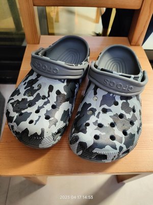 二手 Crocs 卡駱馳 經典迷彩印花 石板灰 懶人鞋(J2)