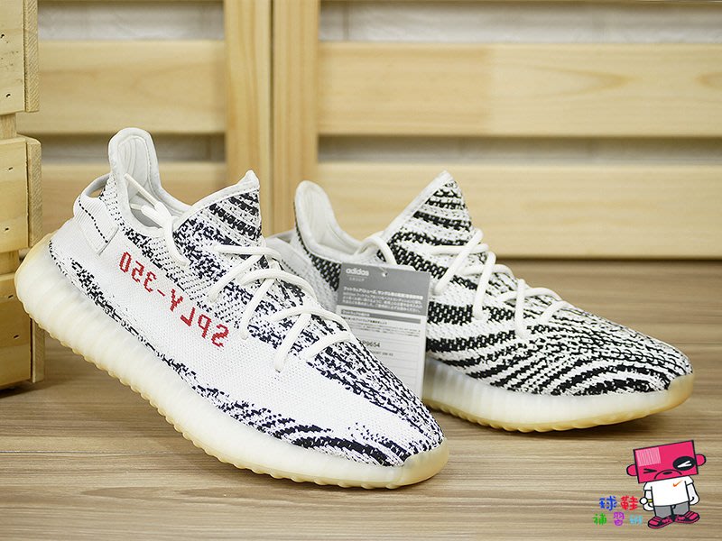 球鞋補習班adidas YEEZY BOOST 350 V2 ZEBRA 初版白黑斑馬紋紅字編織