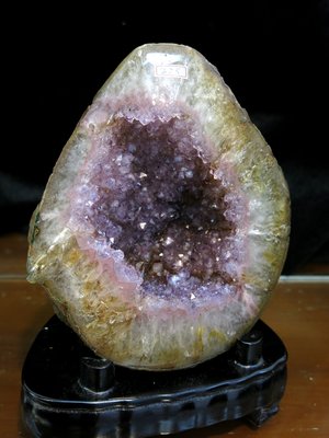 [[晶晶洞洞]]紫水晶.原礦皮.紫晶洞.消磁 净化.重2.25公斤.含底座