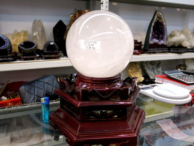 [晶晶洞洞]精選天然白水晶球直徑:19cm.淨重9.98公斤送底座