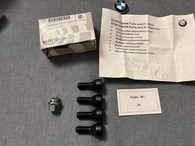 售BMW 原廠防盜螺絲 M12x1.5 全車系皆適用 原廠料號:36136786419 套件包含 四支螺絲與一個套筒
