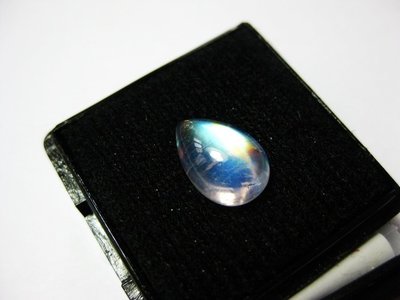 彩虹藍暈月光石 2.8克拉 天然無處理 彩虹藍暈現象 【Texture &amp; Nobleness 低調與奢華】
