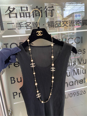 名品商行 2手名牌 Chanel 經典 珍珠項鍊 霧金09A 狀況88新 珍珠有幾處脫皮 不介意在購買  請多参考圖片 附盒子 項鍊總長 91cm
