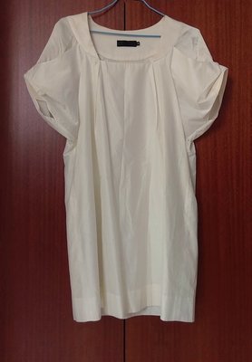 （夏出清）設計品牌 Huang Shu Chi 黃淑琦，米色短袖娃娃洋裝，純絲混搭材質。胸背及袖子有打摺設計，尺寸s碼全長內裡，無拉鍊無彈性。夏姿 Comme