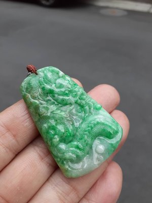 「愛玉冰」A貨緬甸產天然翡翠-----三彩近滿綠龍牌