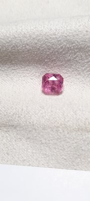 天然坦桑尼亞~馬亨蓋的霓虹粉色尖晶石~1.64ct墊型切割無燒無處理火彩漂亮(附証書)(手機拍不出實品的漂亮)