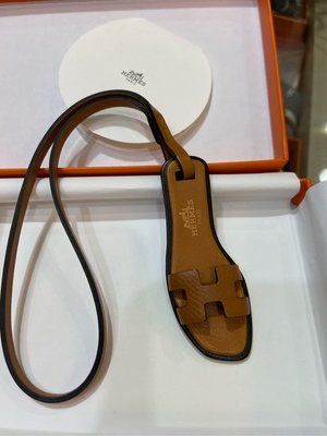 名品商行 2手名牌 HERMES 2020 超夯 OranCharm駝色H拖鞋 立體吊飾 全新 尺寸約W2.5H7.2 盒子