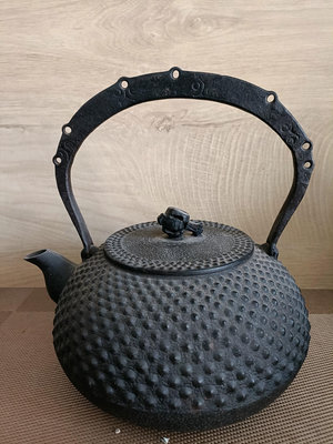 （可議價）- 日本南部齊峰造魚骨提梁鐵壺 茶具 茶杯 茶壺【真棒紫砂】1222