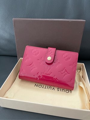 Louis Vuitton  LV真品 桃紅色 超美漆皮 中夾 亮皮皮夾 零錢包 ，信用卡 鈔票都可以使用。96 新