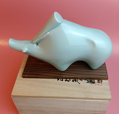 【日本回流瓷器】雕刻大師三枝惣太郎青瓷生肖豬置物 擺件