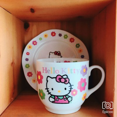 ［清衣架］Hello Kitty 1992年馬克杯和小盤kitty的衣服有點不一樣 一起賣 早期的瓷器日本製 質感很好 二手 高標準者請勿購買