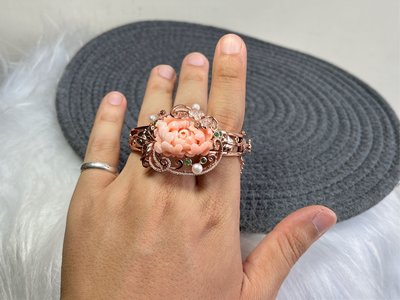 早期收藏老料momo紅珊瑚雕刻牡丹花開富貴鑲嵌翡翠蛋面珍珠如意拉花款卡扣式手鐲