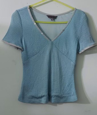 （搬家大出清）專櫃品牌 六藝 Donna Hsu 20% 真絲天藍色V領有縫珠亮片針織上衣。尺寸 7碼 （有內裡）葉伽伶 黃淑琦
