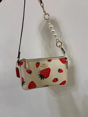【King女王代購】COACH 蔻馳 的草莓麻將包 送珍珠延長鏈