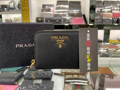 ㊣東區正精品㊣ PRADA 1MM268 全新黑色金字紋防刮牛皮ㄇ字拉鍊卡片夾零錢包 RZ3893