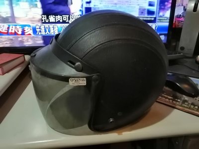 八成新黑色的外面包 皮革的酷炫 全罩式安全帽台灣製造 L號 便宜賣優惠超商取貨免運費功能正常