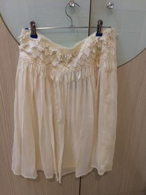 小花別針、日系品牌【NICE CLAUP】白色雪紡蕾絲及膝長裙