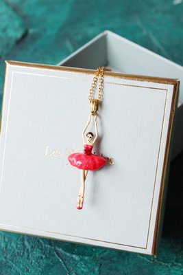 【MOMO全球購】法國Les Nereides 芭蕾舞女孩 玫瑰紅色 婚禮氣質高貴 項鏈吊墜