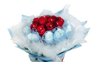娃娃屋樂園~21朵海洋藍熱情紅玫瑰-香皂花(羽毛)花束-(外層防護款) 每束1000元/畢業花束/婚禮小物
