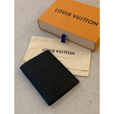 Louis Vuitton LV 黑色壓紋滿版設計 男生 男款 皮革 護照夾