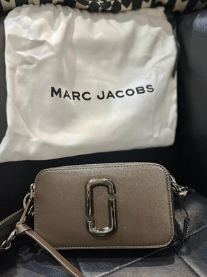 【EZ兔購】MARC JACOBS  MJ相機包 咖啡色 現貨