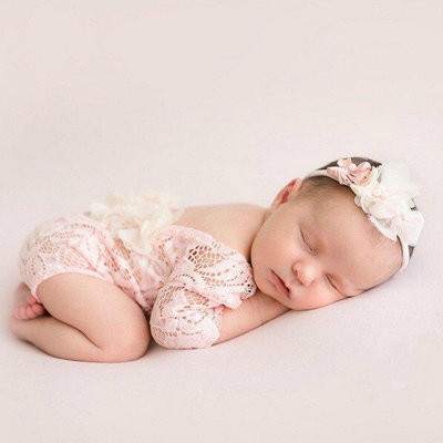 影樓道具 嬰兒拍照蕾絲哈衣髮飾兩件套 女寶寶月子照相寫真髮帶衣服套裝寶貝成長紀念禮物 可開發票