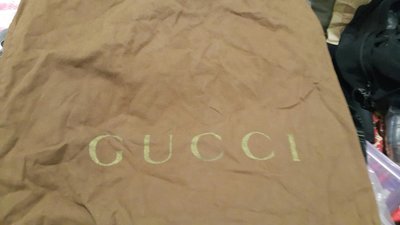 Gucci皮包防塵收藏袋，100%純棉製。尺寸:寬42公分x高28公分，袋口雙邊有收縮繄帶，淺咖啡顏色，袋內里為棉紗縫製，原厰正品袋二手品很新。衹有一個多了沒有