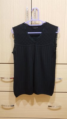 香港製 黑色V領鏤空雕花蕾絲滾邊百折無袖針織上衣背心