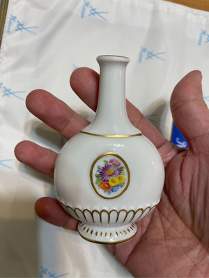 麥森 Meissen 一級品 迷你 小花瓶 9.5公分盤 適合放在辦公室上把玩 在2x2平方公方的小面積要彩繪5種花 功力深厚才能夠做到