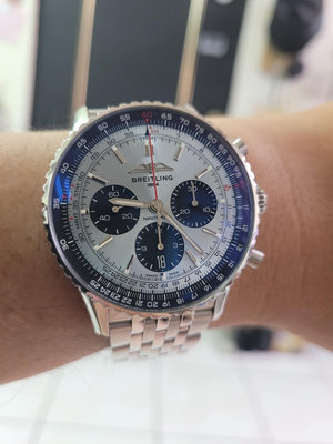 BREITLING 百年靈 NAVITIMER B01 43  最新款航空計時錶款  (如新) ~火紅款  盒單齊