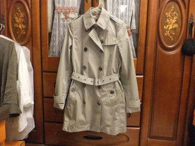Burberry    淺駝色  中長版   雙排扣   風衣  外套