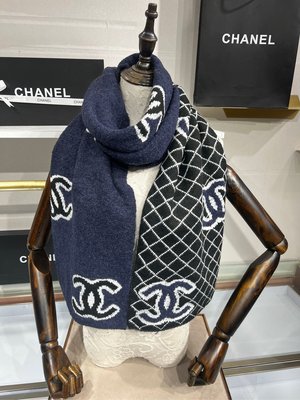 香奈兒 Chanel 針織圍巾披肩，實用的材質 ，甜美優雅也休閒，舒適百搭，二色都好美好美，私留款，超喜歡💕