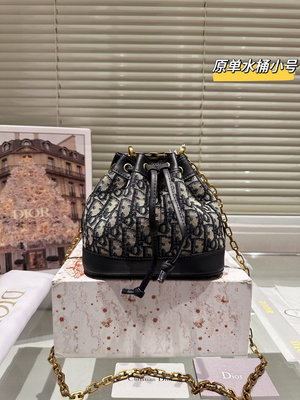 【二手包包】size：1619cm  迪奧 是熱騰騰新款Dior抽繩Bag又酷又甜的水桶包出門隨手一拎就很 NO291763