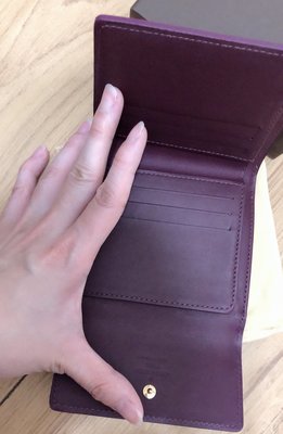 Louis Vuitton LV真品 紫紅色 漆皮 vernis 兩折式短夾全新未使用