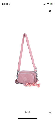 小Z代購#Kipling 猴子包 K13096 柔美粉 彩色背帶 多夾層斜背包 輕量 大容量 化妝包 收納包 長背帶可拆 附手掛繩 旅遊 日常