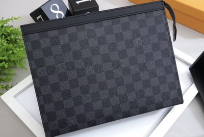 LV Louis Vuitton經典黑格手拿包，男生的手拿包，男女通用的萬用包，基本款最實用最保值?