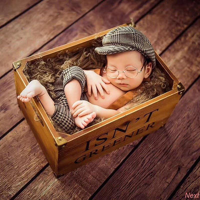 熱賣 新生兒攝影造型服裝 嬰兒拍攝格子帽子背帶褲兩件套 影樓男寶寶滿月照道具月子照寫真衣服套裝寶貝成長紀念禮物 可開發票
