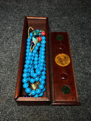 花梨木鑲嵌玉石收藏盒內藏朝珠朝珠尺寸：直徑14毫米，長107公分18004203