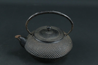 日本·南部鐵壺，照光堂作，傳統生鐵材質，具山泉水效應。品相保