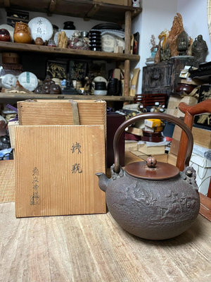 日本龜文堂老鐵壺 原箱 鐵瓶