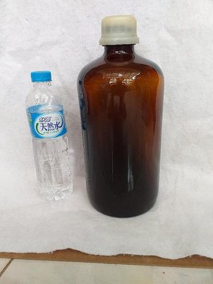 早期 中款琥珀茶色厚胎玻璃罐 . 老玻璃瓶. 泡梅子.藥酒 -高30公分 直徑13公分