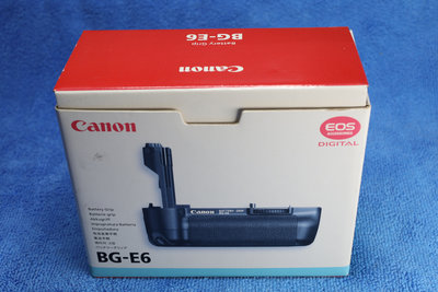 【售出！】防潮櫃整理出來的 Canon 原廠 BG-E6 電池手把，附3號AA電池套件，EOS 5DII專用～
