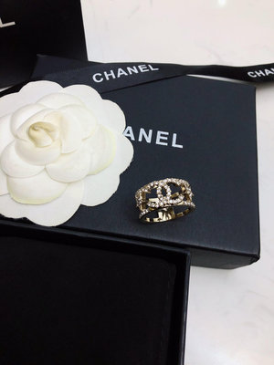 ,Chanel 香奈兒 經典雙C戒指logo 小香家的款式真心無需多介紹每一款都超好看，精致大方，非常顯氣 NO14213