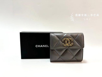 台南店 遠麗全新二手名牌館~V2896 Chanel 深灰小羊皮19霧金釦後零錢袋三折6卡短夾AP2809