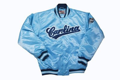 Cover Taiwan 官方直營 NCAA 北卡羅來納隊 嘻哈 寬鬆 棒球外套 喬丹 北卡藍 淺藍色 大尺碼 (預購)