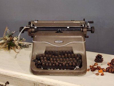 【卡卡頌  歐洲古董】英國 TRIUMPH 鐵軍綠 古董 打字機 ss0521 ✬