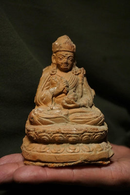 （二手）-【西藏16世紀 明代塔出蓮師圓雕擦擦】 天珠 瑪瑙 擺件【有緣齋】969