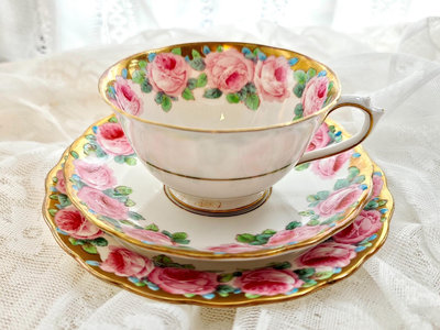 現貨。古董店淘到的Tuscan玫瑰花金邊骨瓷茶杯三件套。