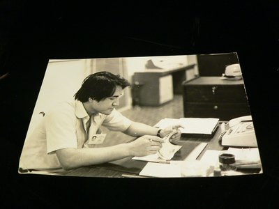 古玩軒~相片.老照片.黑白相片.早期某公司員工刁煙看文件.早期轉盤式電話XH747